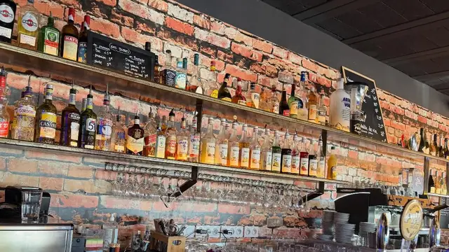 Notre bar&nbsp;: le mur de briques, les bouteilles et les tireuses